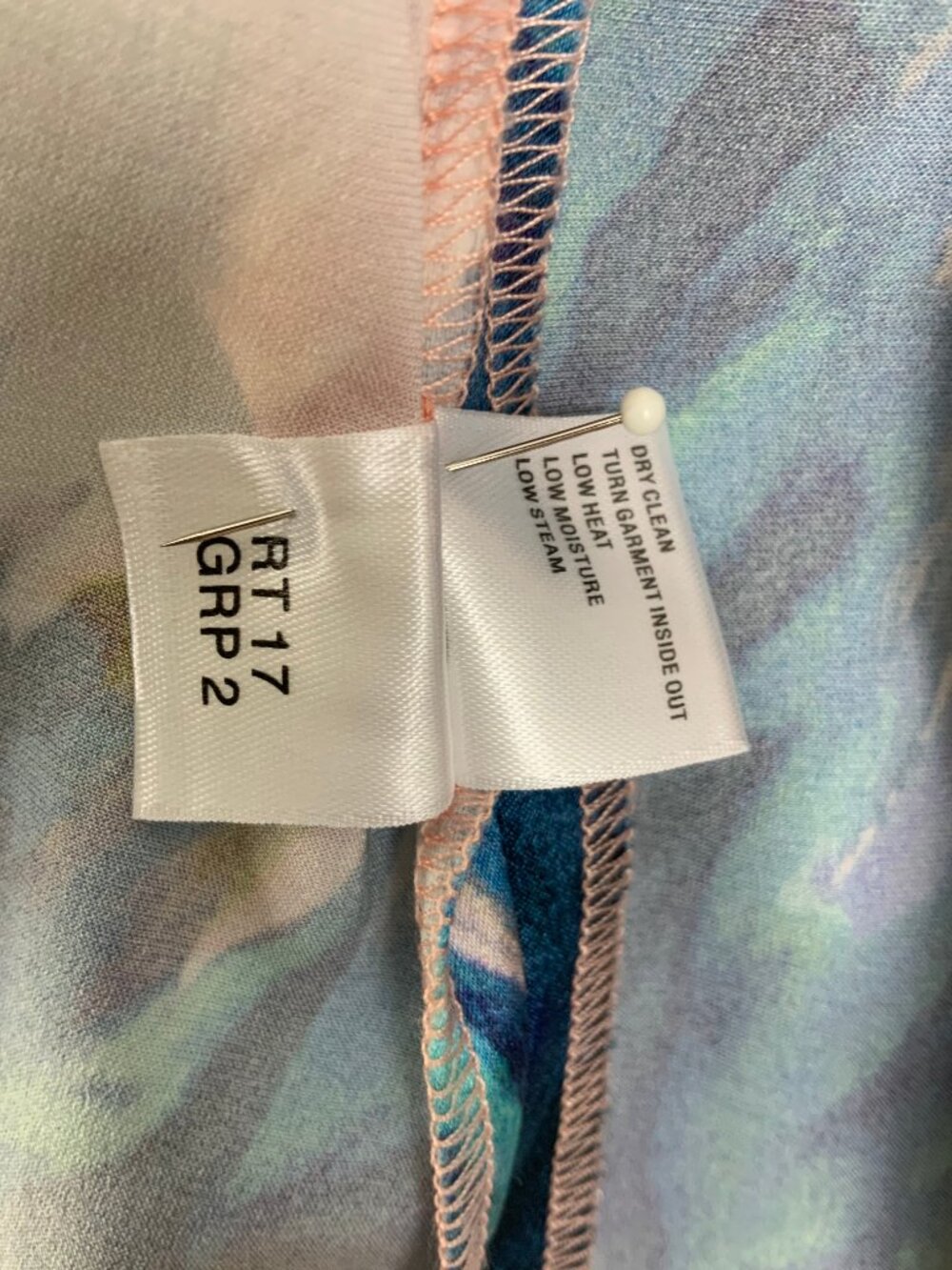 New St. John Collection Silk Floral Watercolor Blue Pink Blouse Sz 8 - Picture 16 of 16